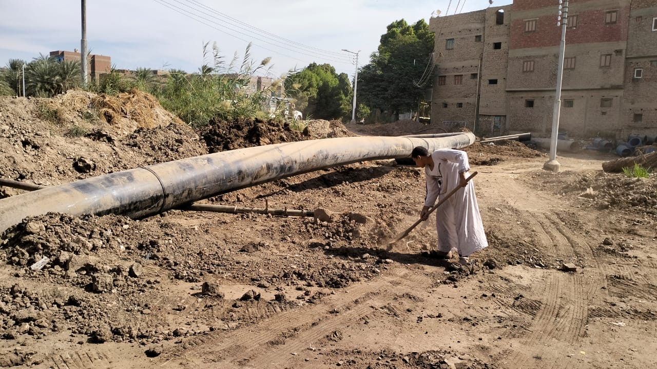 استمرار العمل في مشروع الصرف الصحي بقرية العضايمة