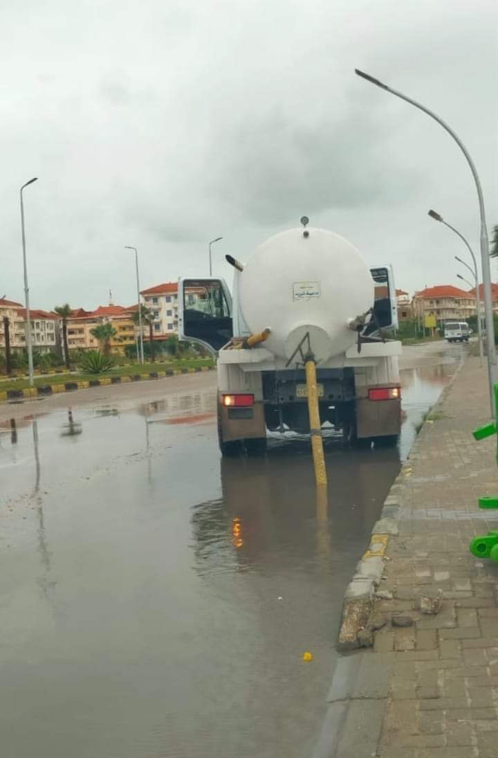 إزالة آثار الأمطار من الشوارع (2)