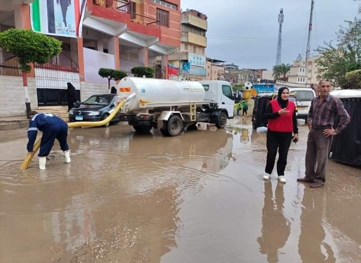 إزالة آثار الأمطار من الشوارع (1)