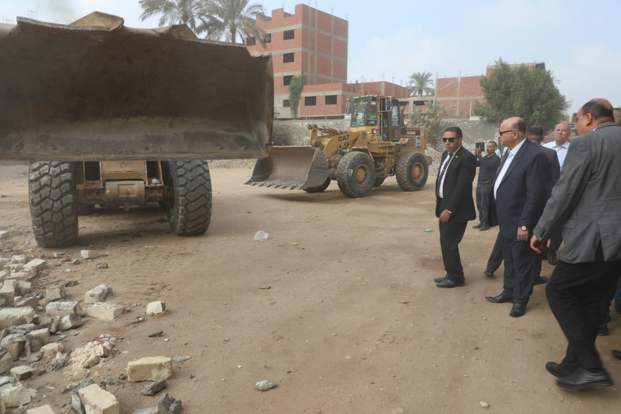 محافظ القاهرة يقود إزالة مخالفات البناء بالمرج (5)
