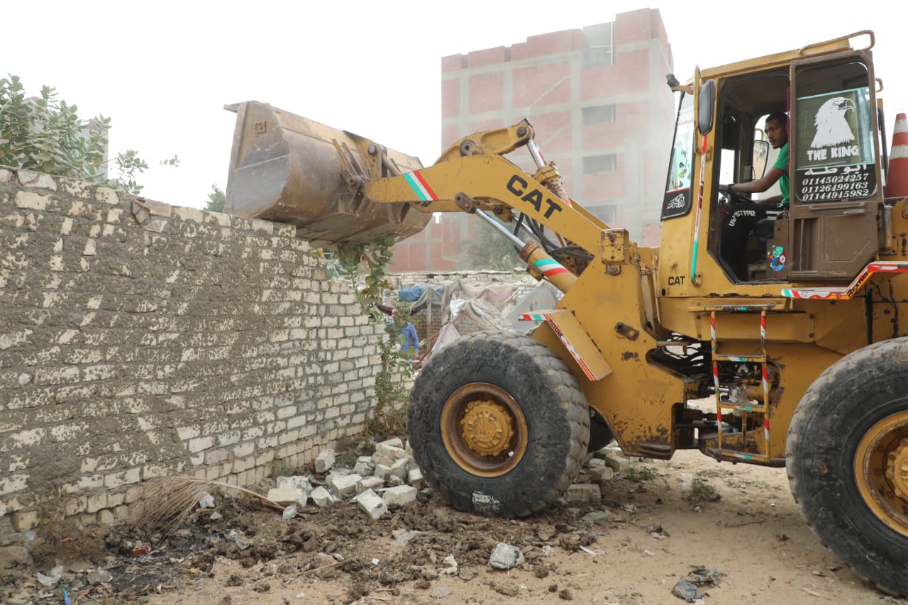 محافظ القاهرة يقود إزالة مخالفات البناء بالمرج (6)