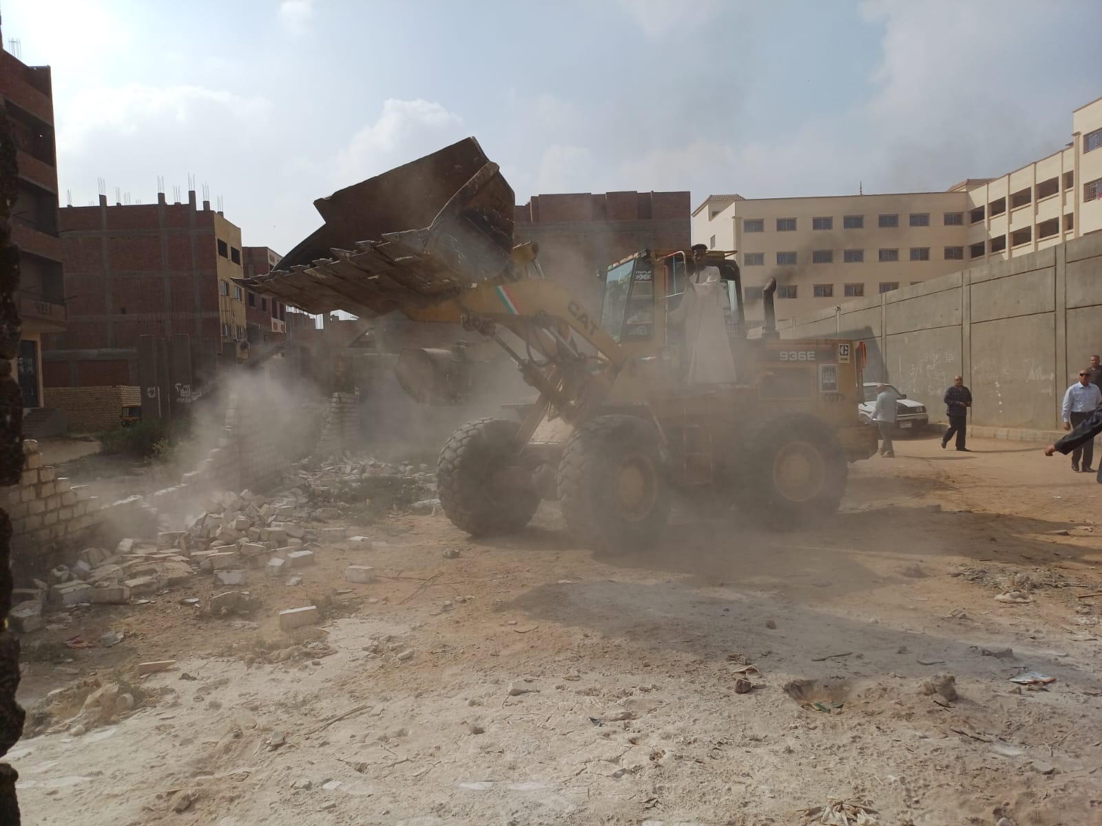 محافظ القاهرة يقود إزالة مخالفات البناء بالمرج (1)