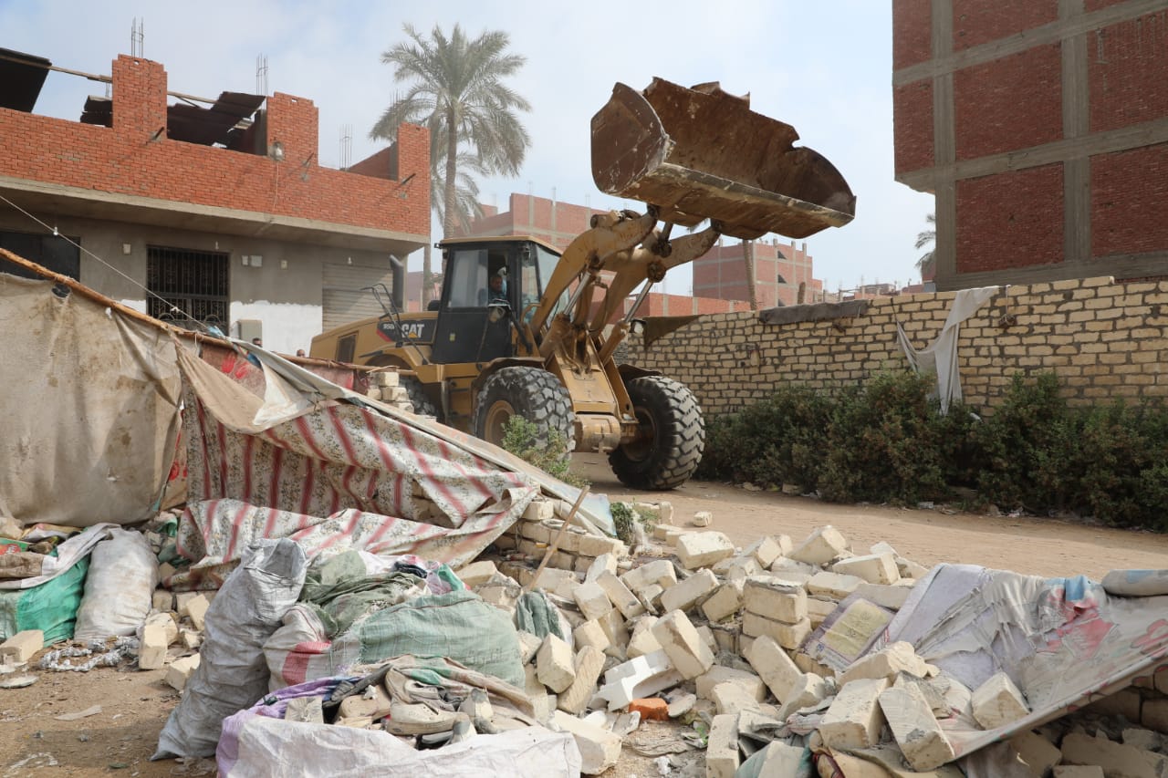 محافظ القاهرة يقود إزالة مخالفات البناء بالمرج (7)