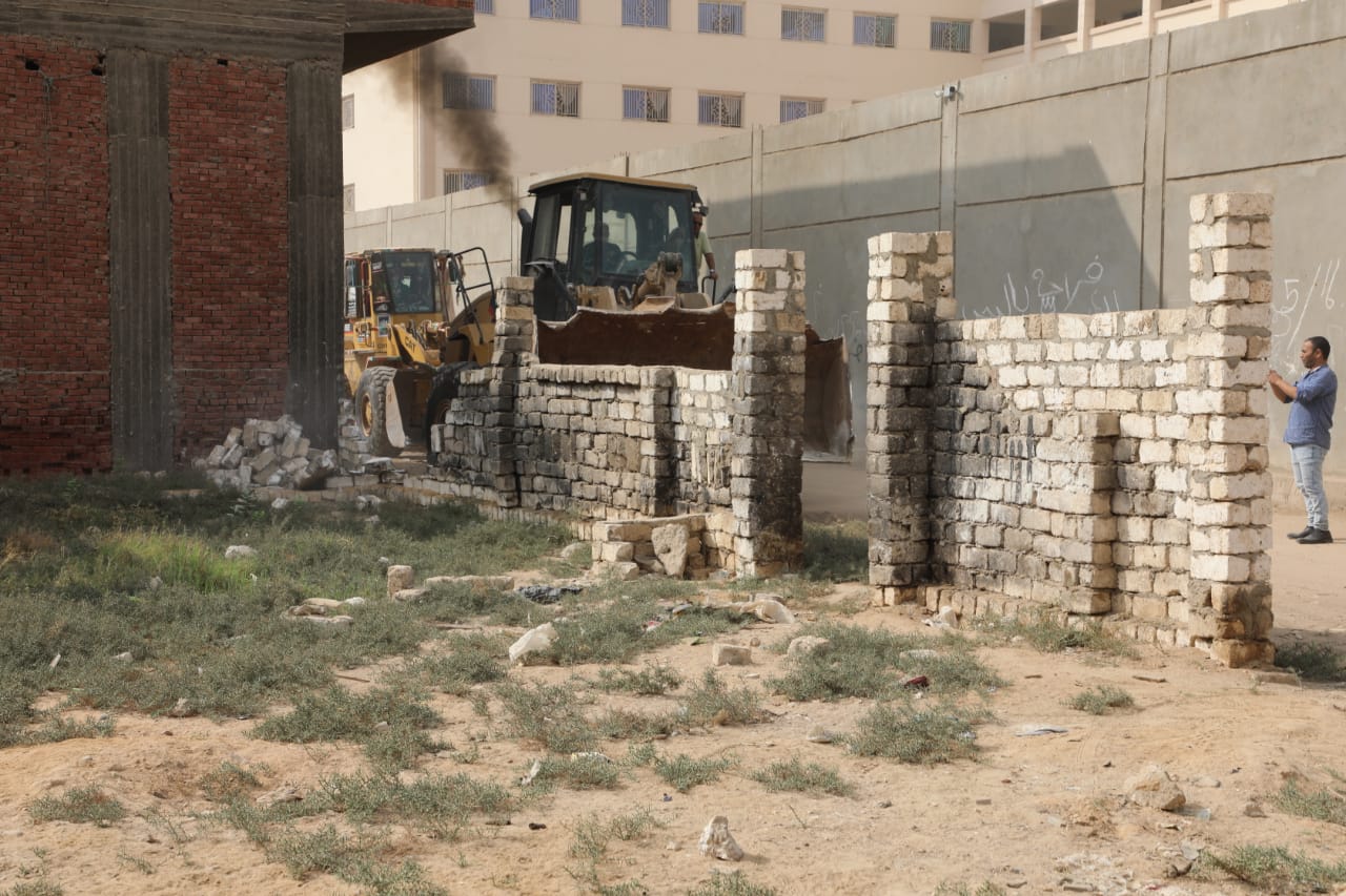 محافظ القاهرة يقود إزالة مخالفات البناء بالمرج (9)