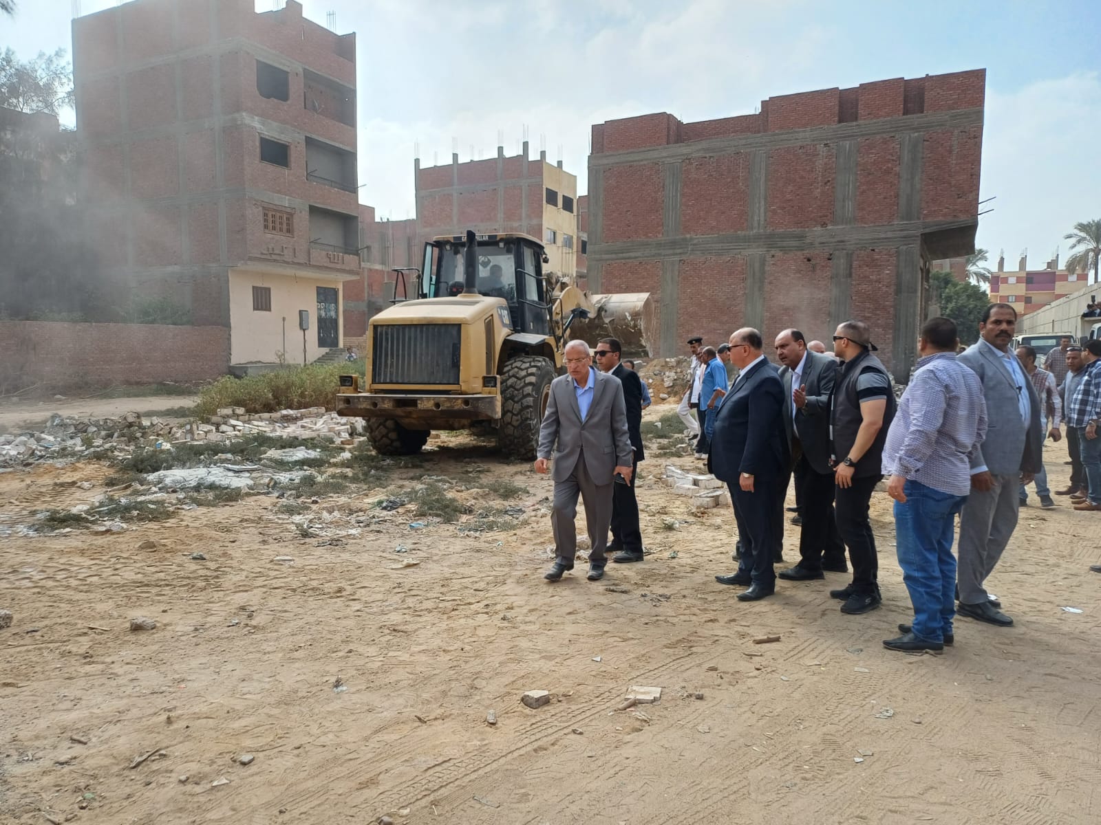 محافظ القاهرة يقود إزالة مخالفات البناء بالمرج (3)