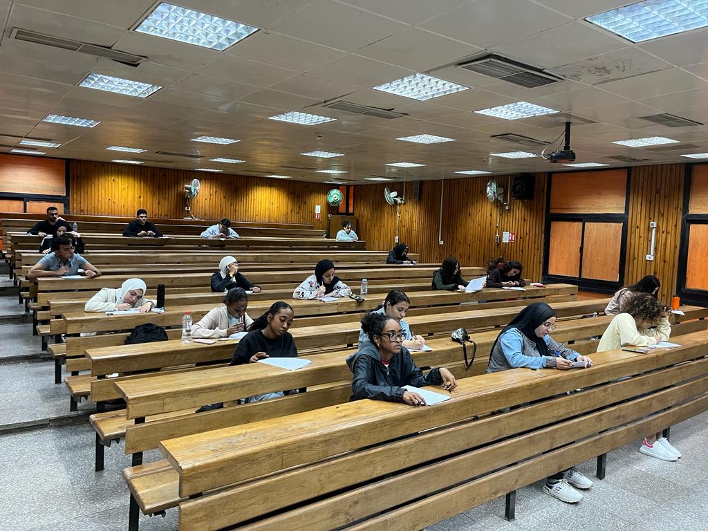طلاب إعلام القاهرة أثناء اداء امتحانات الميد تيرم