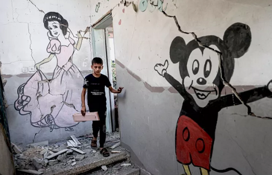 طفل يقف وسط ركام منزله المهدم بعد القصف