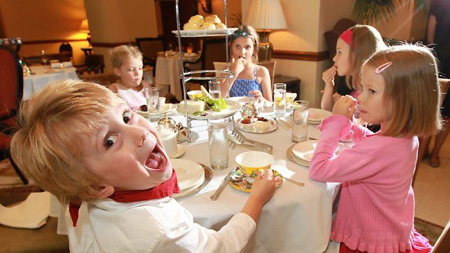 أطفال على طاولة الطعام