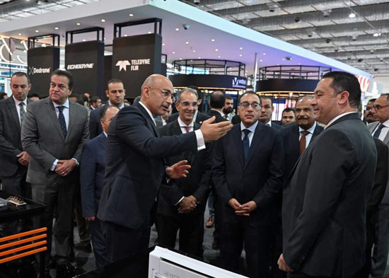 رئيس الوزراء يتفقد جناح شركة اورنج بمعرض cairo ict