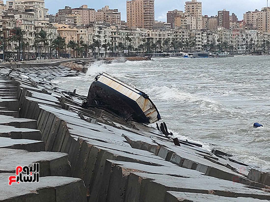 تحطم-قارب-صغير-بسبب-الطقس-السيئ-بالإسكندرية