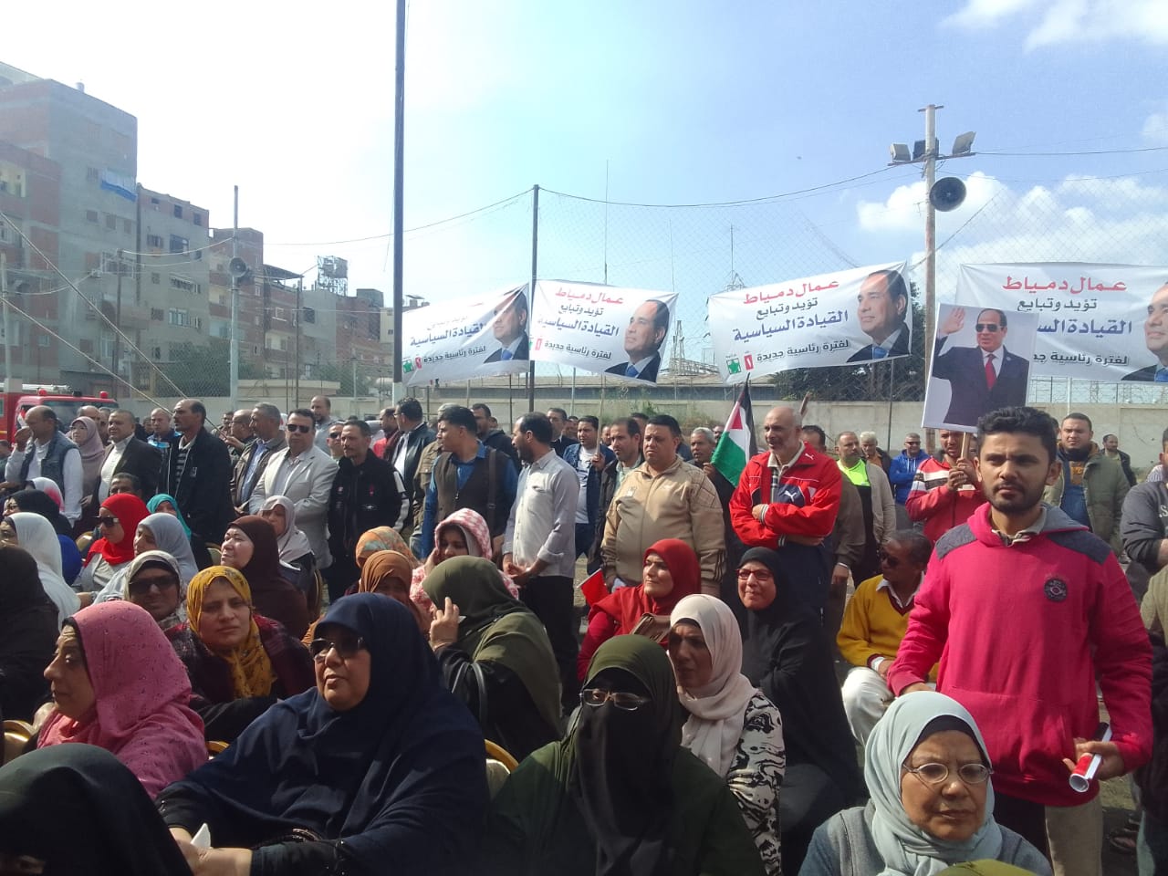 المئات من عمال دمياط يؤديون المرشح الرئاسى عبد الفتاح السيسي