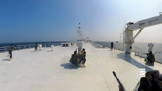 مقاتلون الحوثى على سطح السفينة