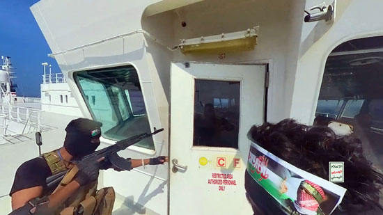 اعضاء الحوثى يسيطرون على كابينة القياده للسفينة