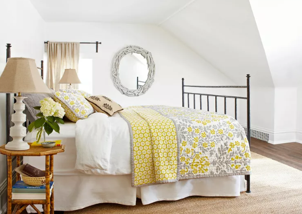 غرفة نوم بيضاء مشرقة