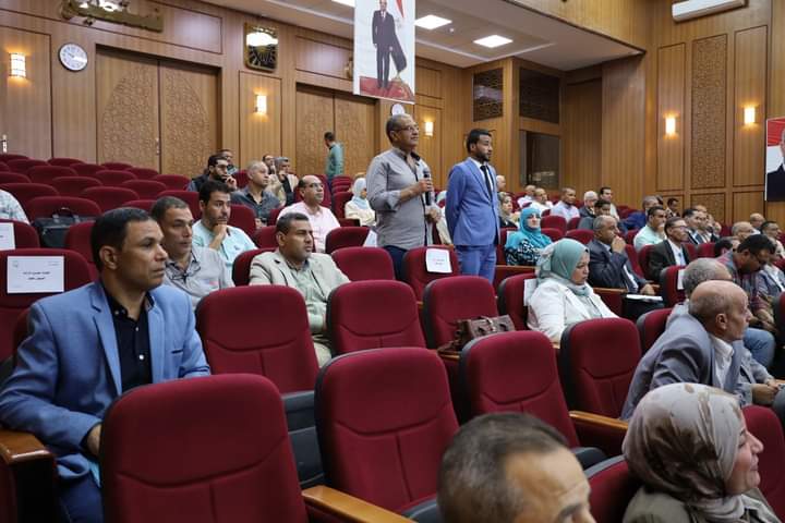 حافظ جنوب سيناء أثناء يناقش استعدادات المحافظة لمجابهة السيول ويتابع موقف الخطة الاستثمارية (1)