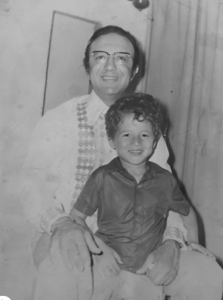 هانى سعد عبد الوهاب فى صورة نادرة مع والده الراحل