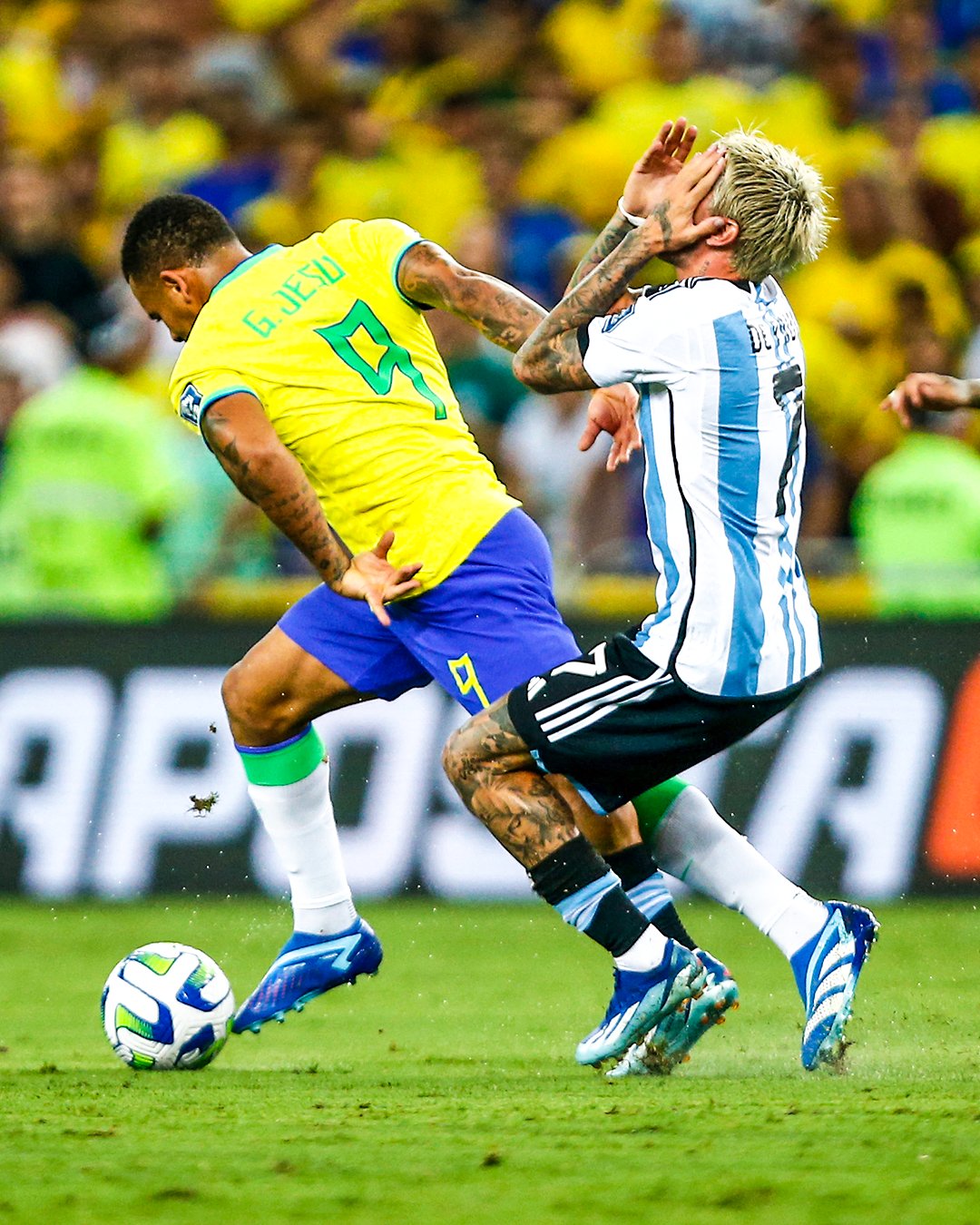 اشتباكات عنيفة بين لاعبي البرازيل ضد الأرجنتين