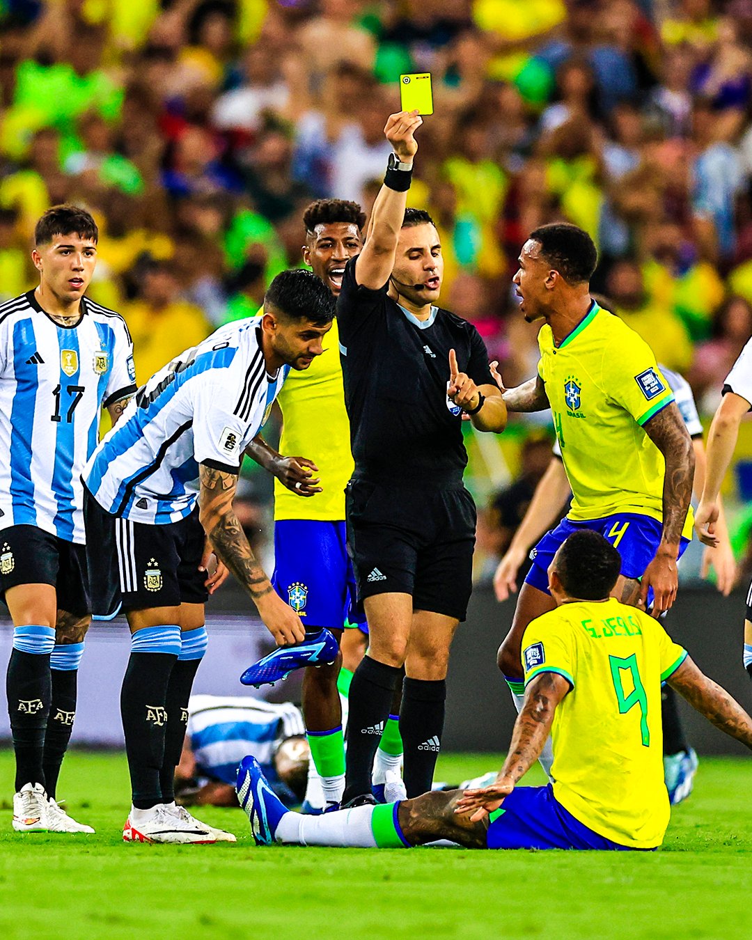 الحكم يتدخل في مباراة البرازيل ضد الأرجنتين