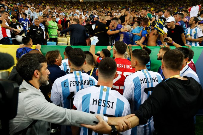 ميسي ورفاقه يحاولون الدفاع عن مشجعى الأرجنتين