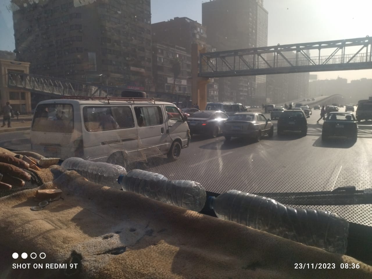 سقوط جزء من كوبرى مشاة بشارع أحمد عرابى بالجيزة وتكدس مرورى (2)