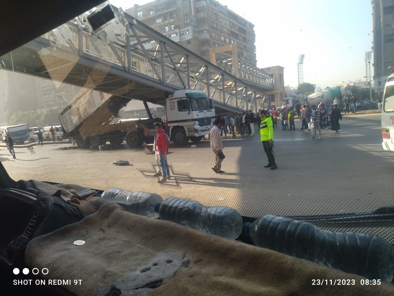سقوط جزء من كوبرى مشاة بشارع أحمد عرابى بالجيزة وتكدس مرورى (3)