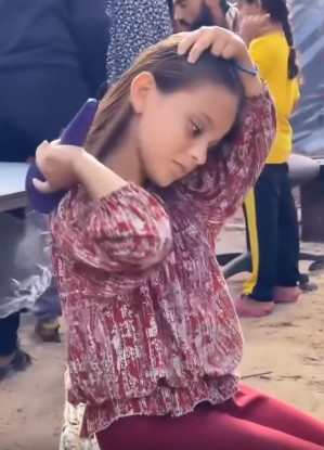 صورة منسوبة لفتاة من غزة تصفف شعرها