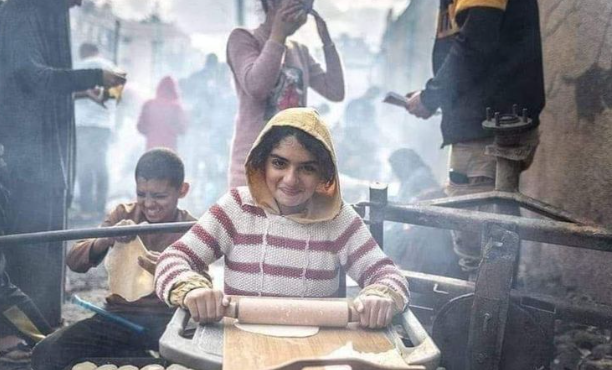 صورة منسوبة لطفلة فلسطينية تخبز