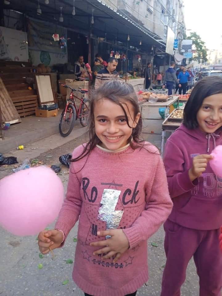 حلوى بالسكر في أيادي أطفال فلسطين