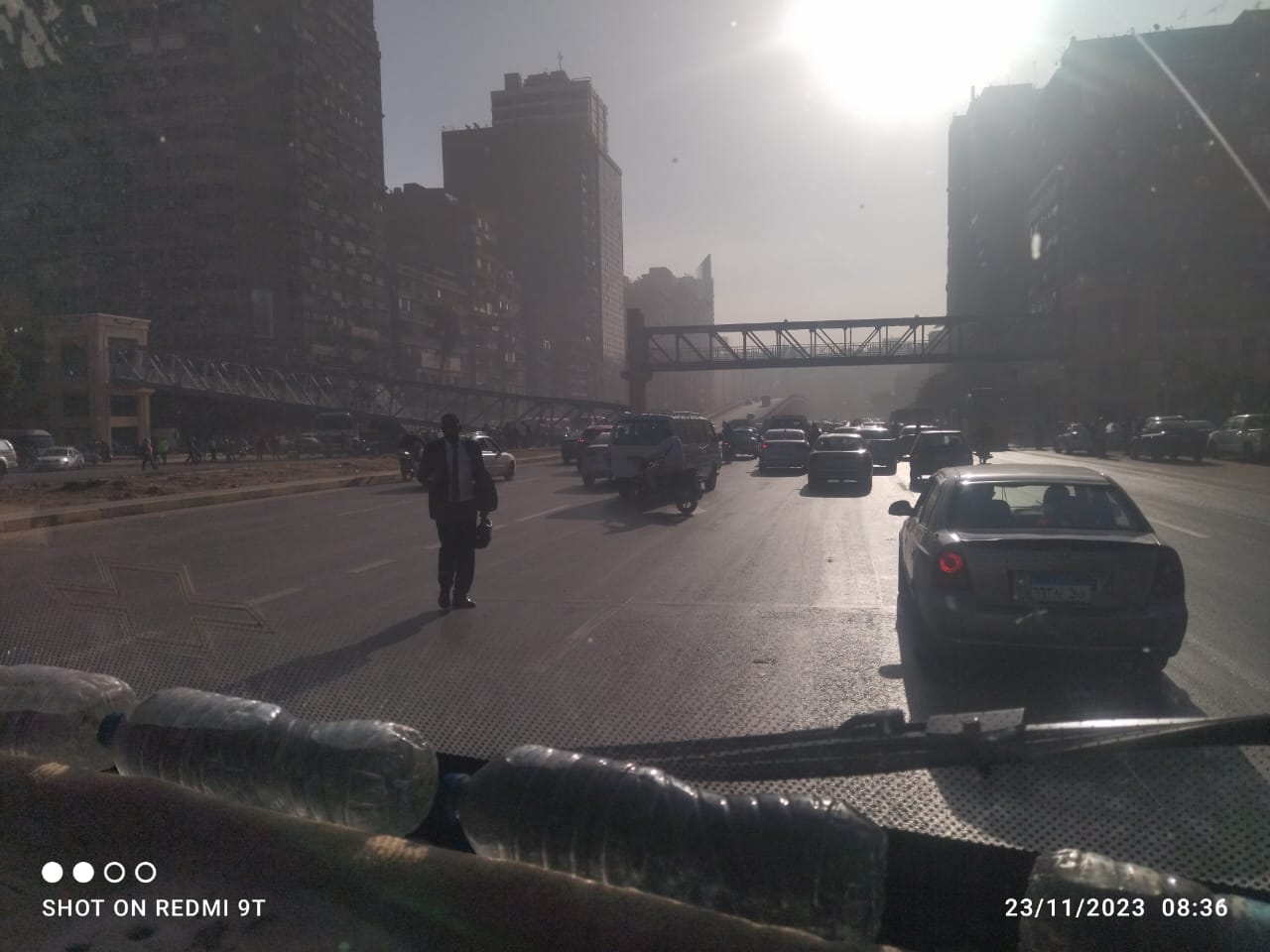 سقوط جزء من كوبرى مشاة بشارع أحمد عرابى بالجيزة وتكدس مرورى (5)