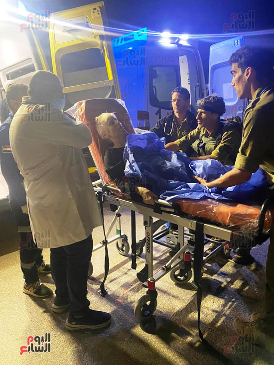 تقديم الرعاية الطبية للمحتجزين الإسرائيليين عند وصولهم معبر رفح