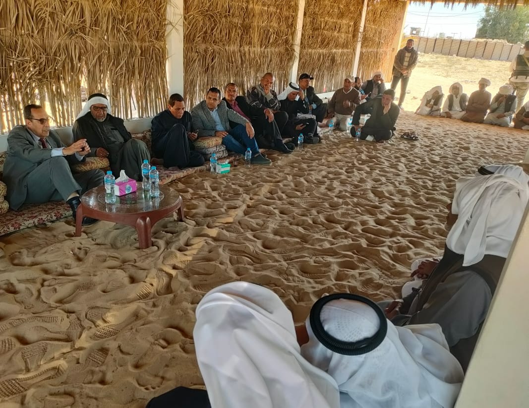 جلسة تجمع محافظ شمال سيناء بأهالى قرية الروضة