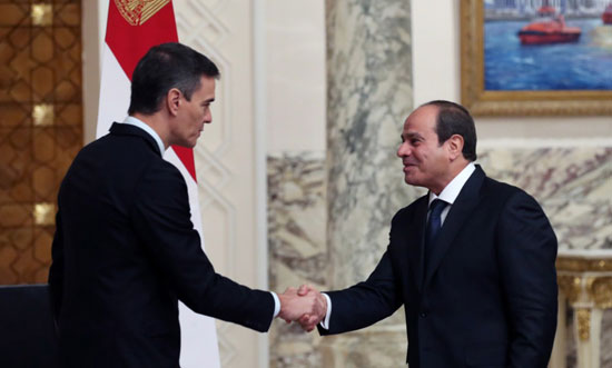 الرئيس عبد الفتاح السيسى  يصافح رئيس الوزراء الإسباني بيدرو سانشيز خلال لقاء القاهره