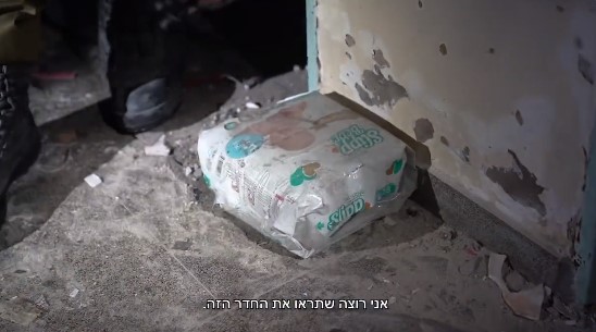 فيديو متحدث الجيش الإسرائيلي يشير لحفاضات الأطفال