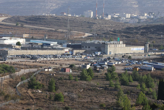 سجن عوفرا الاسرائيلى يستعد لاطلاق سراح الرهائن