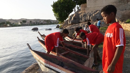 الأطفال على الشط النيل مع المراكب