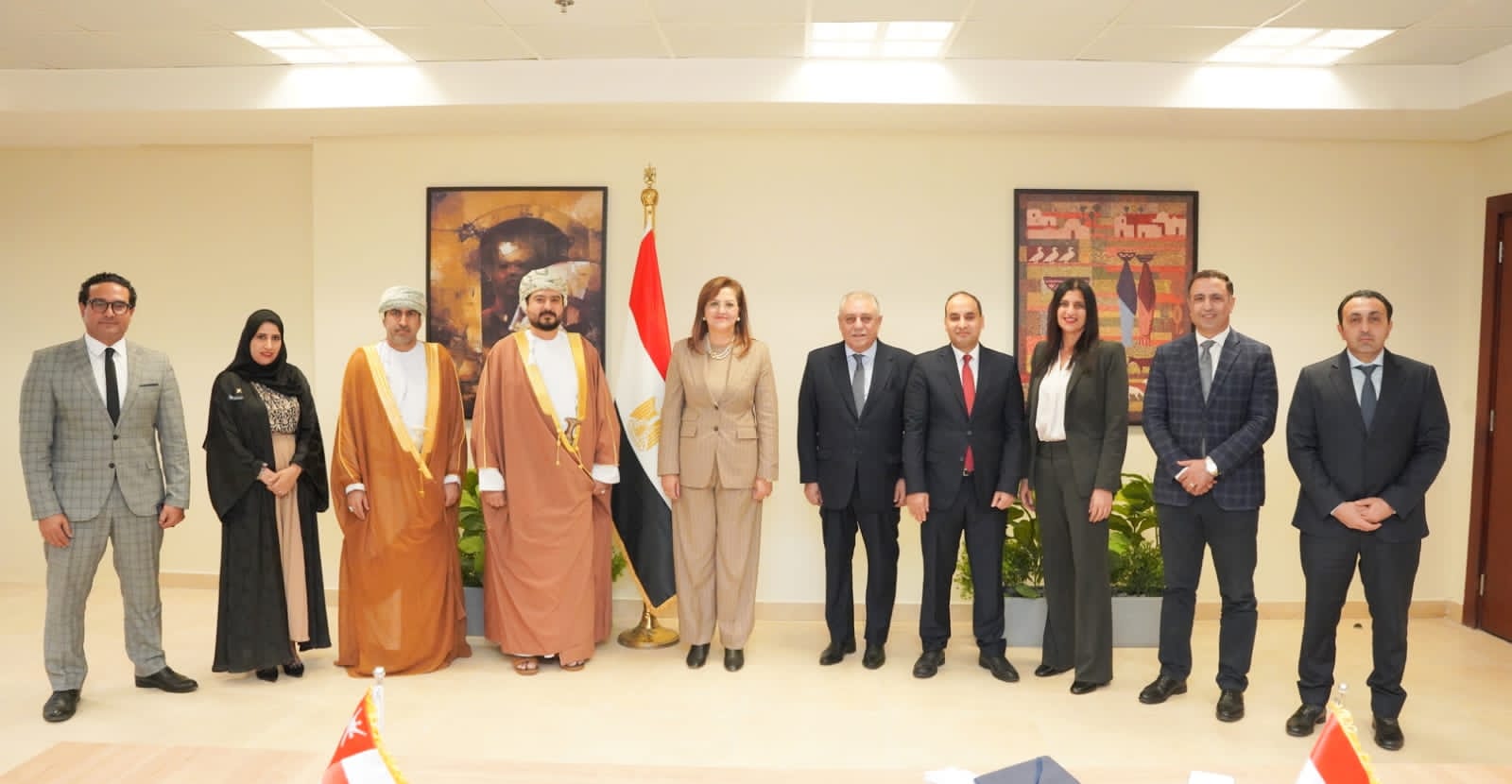 وزيرة التخطيط تتوسط المسؤولين في مصر وعمان