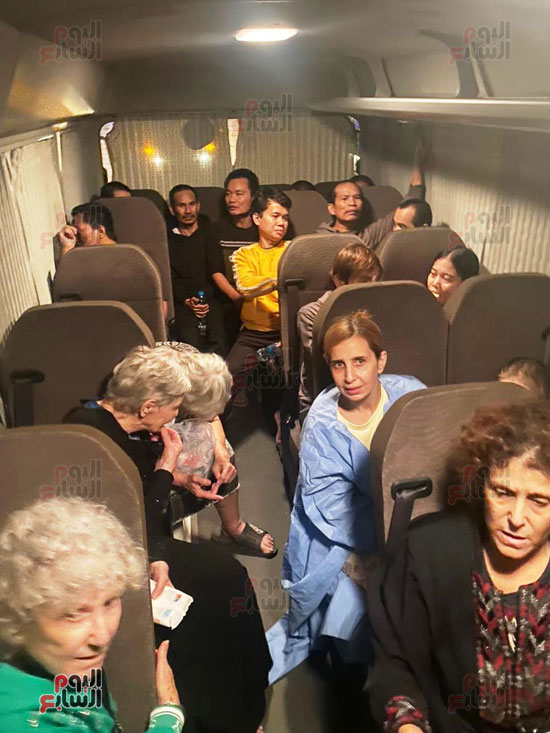 المحتجزون الإسرائيليون في حافلة نقلهم للجانب الإسرائيلي