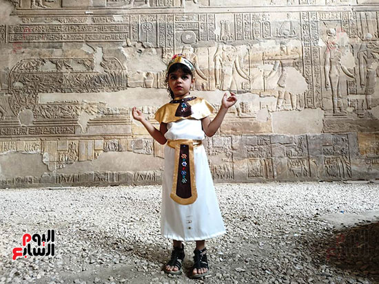طفلة-بالزي-الفرعونى-داخل-معبد-خنوم-بإسنا