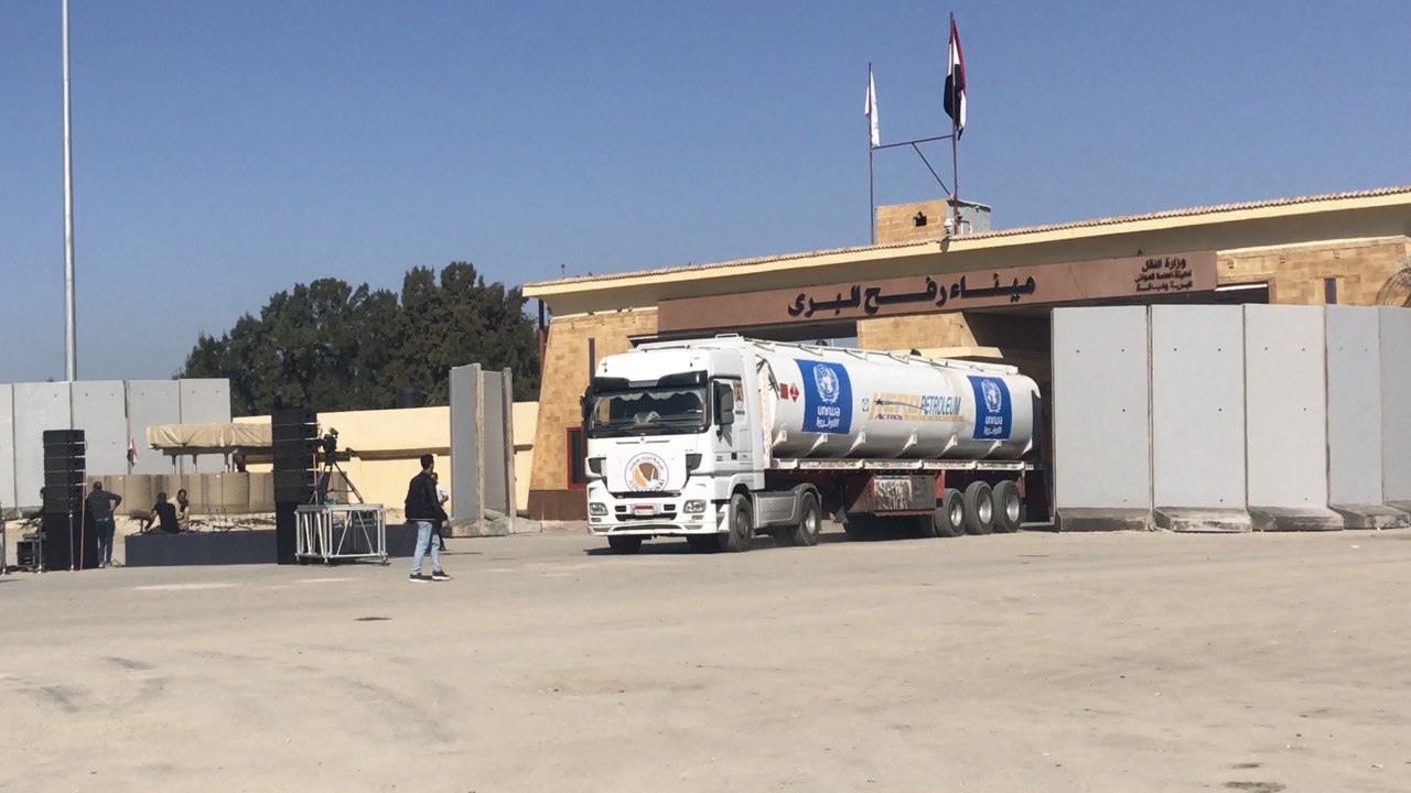 شاحنة وقود افرغت شحنتها بغزة وتعود لمصر
