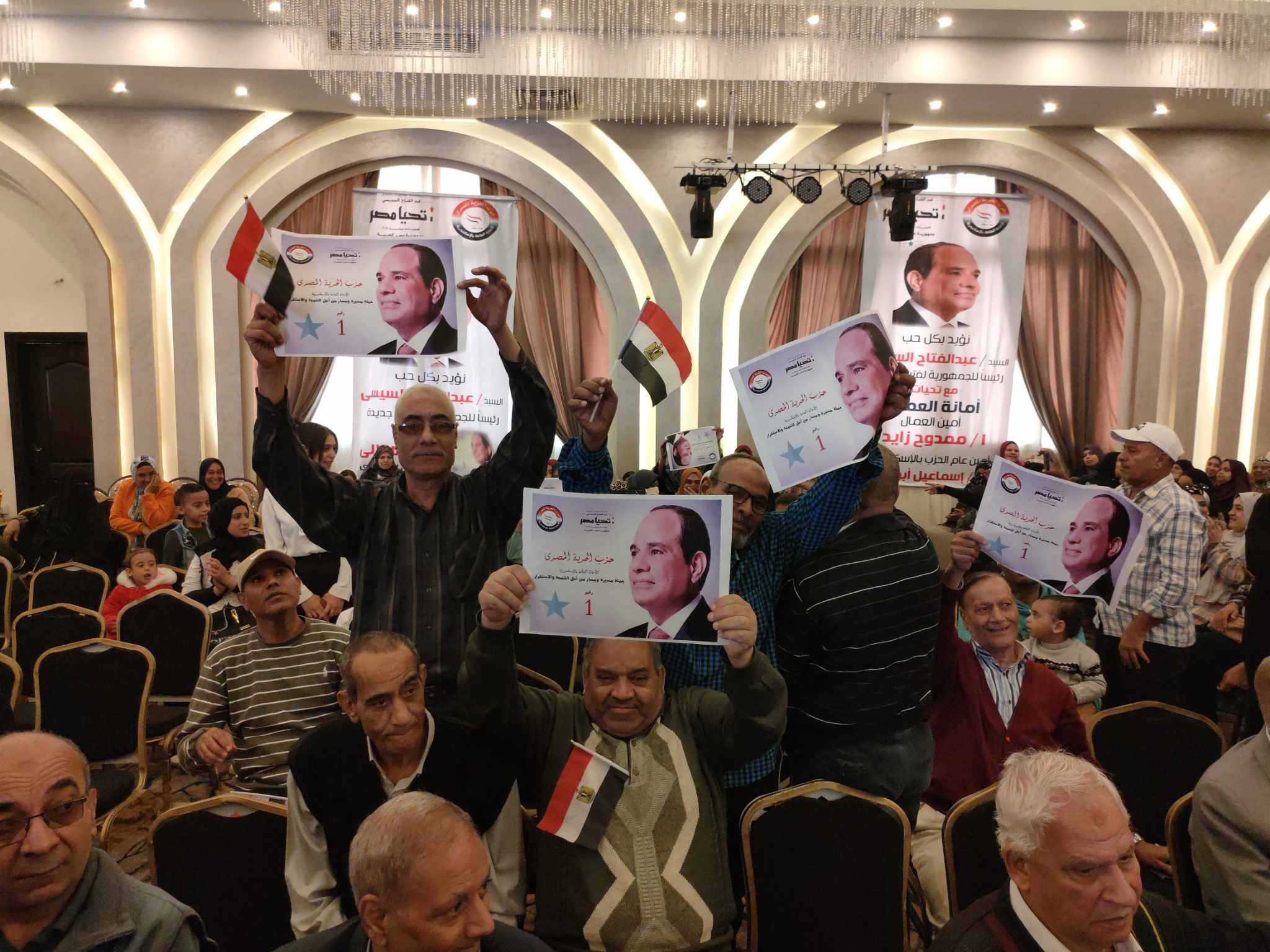 توافد بصور المرشح الرئاسي عبد الفتاح السيسي بحزب الحرية بالإسكندرية