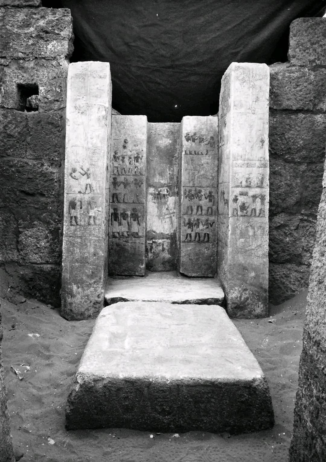 الباب الوهمى لمقبرة سنب