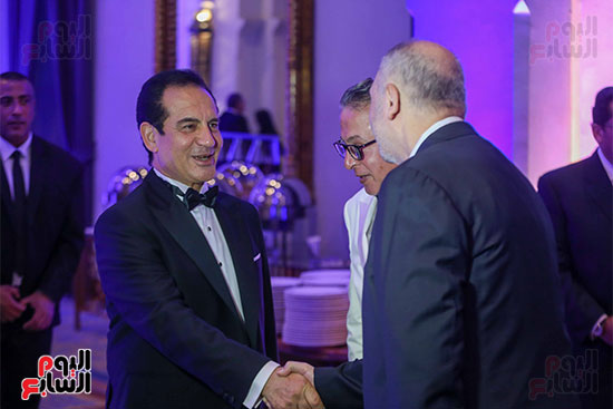 محمد ثروت يستقبل ضيوف حفل زفاف ابنه