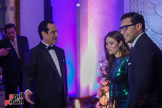 محمد ثروت يستقبل الضيوف في حفل زفاف نجله (2)