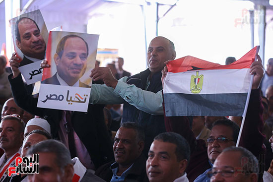المعلمين يرفعون صور السيسى وأعلام مصر خلال مؤتمرهم