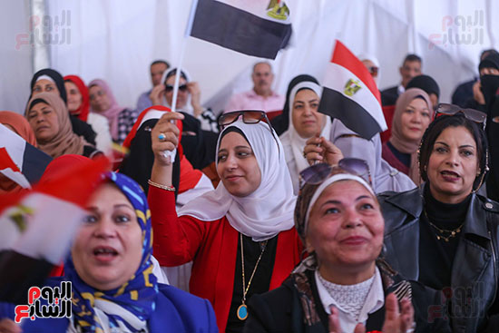 أعلام مصر تزين قاعة المؤتمر