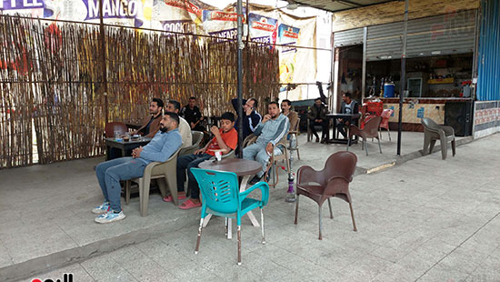 شباب-قرية-محمد-صلاح-يتوافدون-على-المقاهي-لمتابعة-قمة-السيتي-وليفربول-النارية