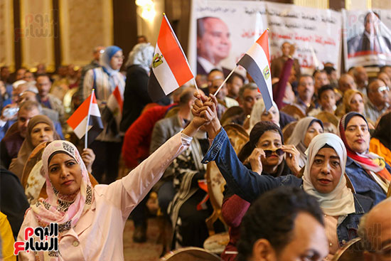 العاملين بالصناعات الغذائية يرفعون أعلام مصر