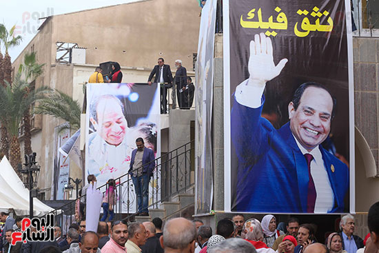 لافتات كبير ة لدعم الرئيس السيسى بمؤتمر المعلمين