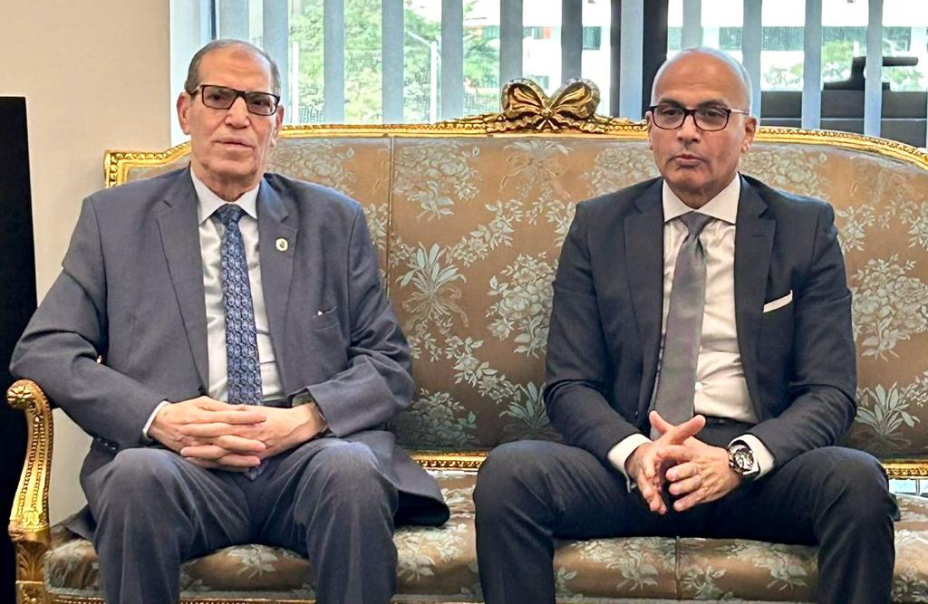 رئيس النيابة الإدارية يزور رئيس جامعة عين شمس وعميد كلية الحقوق  (5)