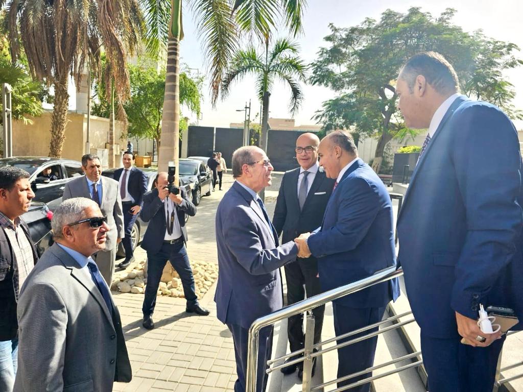 رئيس النيابة الإدارية يزور رئيس جامعة عين شمس وعميد كلية الحقوق  (3)
